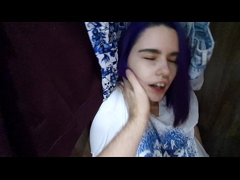 ❤️ Shkafda mening singlimni topib, unga yordam berdi seks uz.xxxpornolive.ru